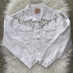 campera-blanca-tachas
