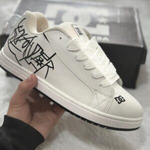 dc-court-graffik-blanca